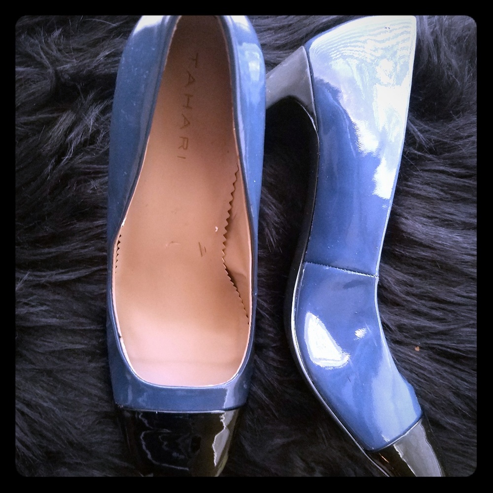 Tahari blue/black pumps